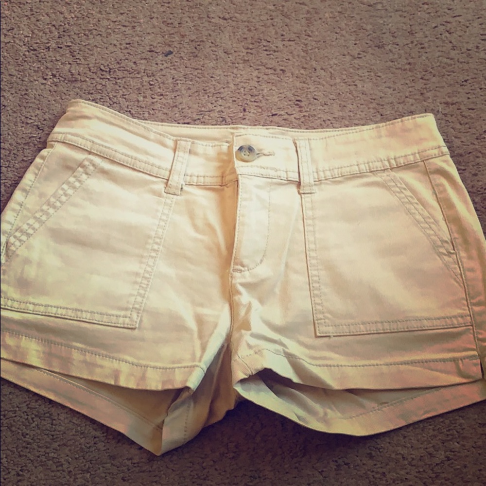 Light kaki shorts